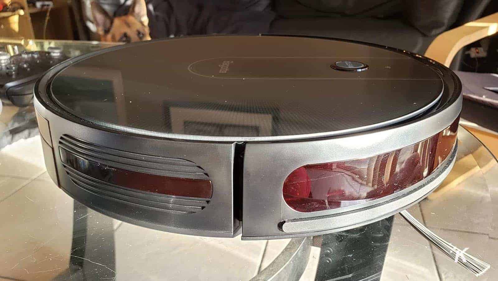 bagotte bg700 robotic vacuum on table