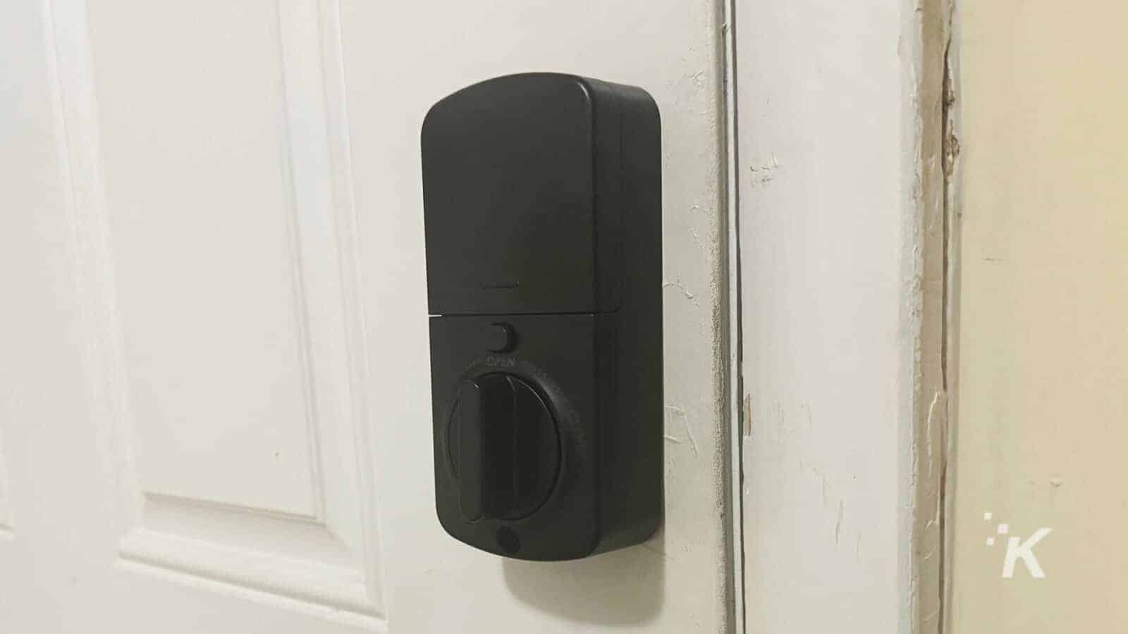 Desloc B200 smart lock on outdoor railing